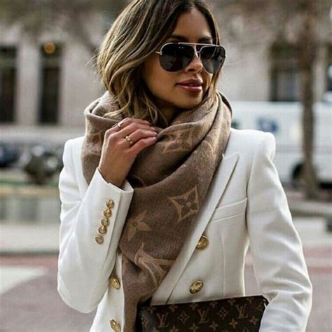 how to wear louis vuitton scarf